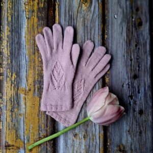 Kaunid käsitsi kootud sõrmkindad