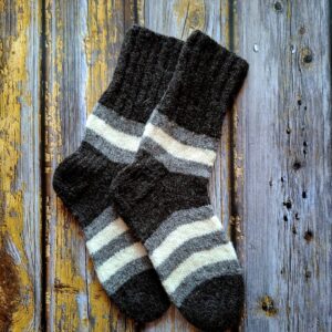 Hiiumaa lambavillast käsitsi kootud sokid, hallid ja mustad
