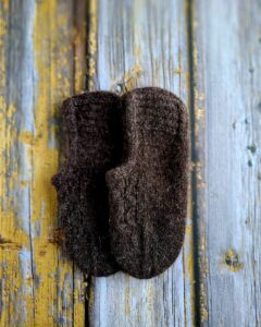 Käsitsi kootud pruunid villased sussid, valmistatud Hiiumaa lambavillast, Ute Knit