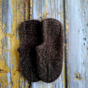 Käsitsi kootud pruunid villased sussid, valmistatud Hiiumaa lambavillast, Ute Knit