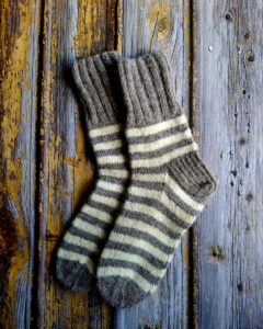 Käsitsi kootud halli-valge triibulised sokid meestele-Ute Knit