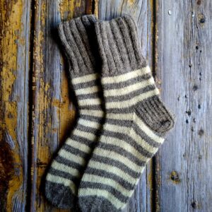 Käsitsi kootud halli-valge triibulised sokid meestele-Ute Knit