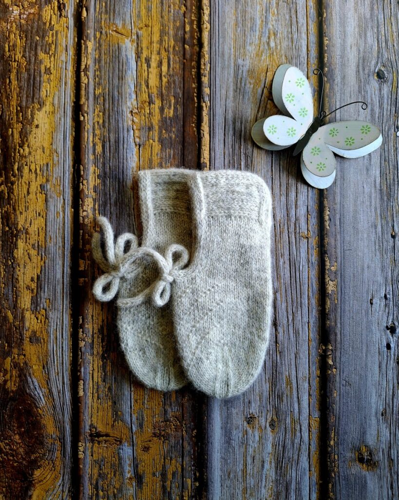 Hallid maavillased lipsudega sussid, Ute Knit