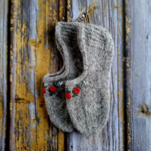 Käsitsi kootud hallid villased sussid naistele-valmistatud Hiiumaa lambavillast, Ute Knit