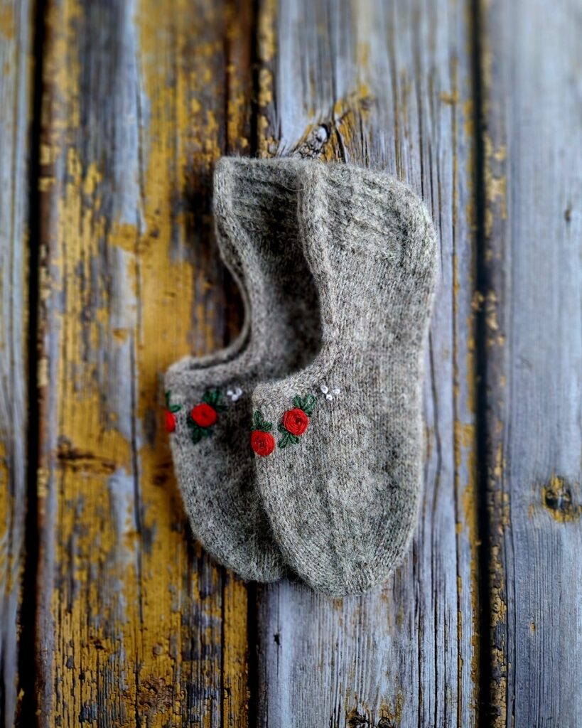 Käsitsi kootud hallid villased sussid naistele-valmistatud Hiiumaa lambavillast, Ute Knit