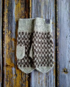 Käsitsi kootud hallid meeste labakindad, valmistaud Hiiumaa lambavillast, Ute Knit