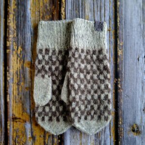 Käsitsi kootud hallid meeste labakindad, valmistaud Hiiumaa lambavillast, Ute Knit