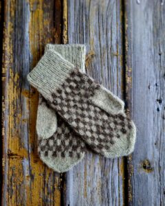 K'sitsi kootud hallid ruutudega labakindad meestele-valmistatud Hiiumaa lambavillast,Ute Knit