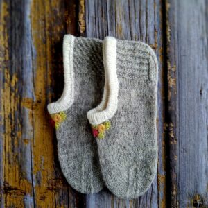 Käsitsi kootud tikandiga hallid sussid naistele-valmistatud Hiiumaa lambavillast, Ute Knit