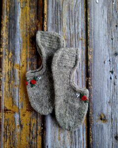 Käsitsi kootud hallid villased sussid naistele-valmistatud Hiiumaa lambavillast, Ute Knit