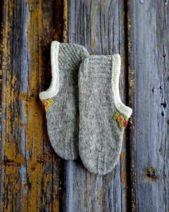 Käsitsi kootud hallid tikandiga sussid naitele- valmistatud Hiiumaa lambavillast, Ute Knit