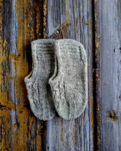 Käsitsi kootud hallid villased sussid naistele-valmistatud Hiiumaa lambavillast, Ute Knit käsitöö