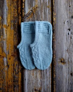 Käsitsi kootud helesinised villased sussid naistele-valmistatud Hiiumaa lambavillast, Ute Knit