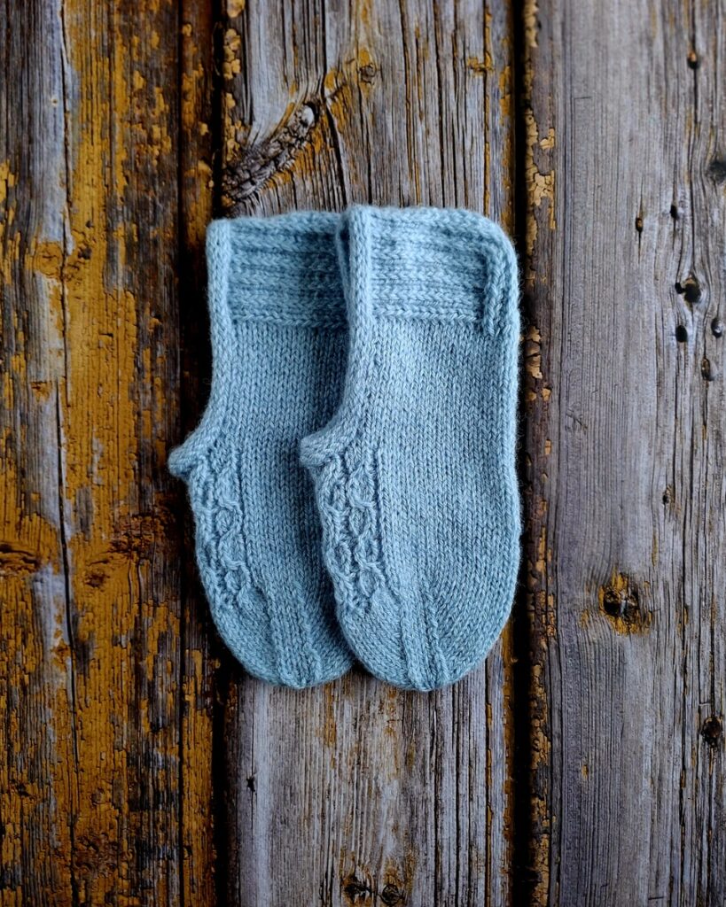 Käsitsi kootud helesinised villased sussid naistele-valmistatud Hiiumaa lambavillast, Ute Knit