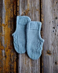 Käsitsi kootud helesinised villased sussid naistele-valmistatud Hiiumaa lambavillast, Ute Knit