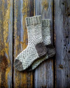Käsitsi kootud villased sokid Hiiumaa lambavillast, halli ja valge mustriga.