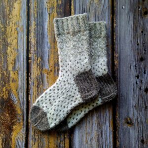 Käsitsi kootud villased sokid Hiiumaa lambavillast, halli ja valge mustriga.
