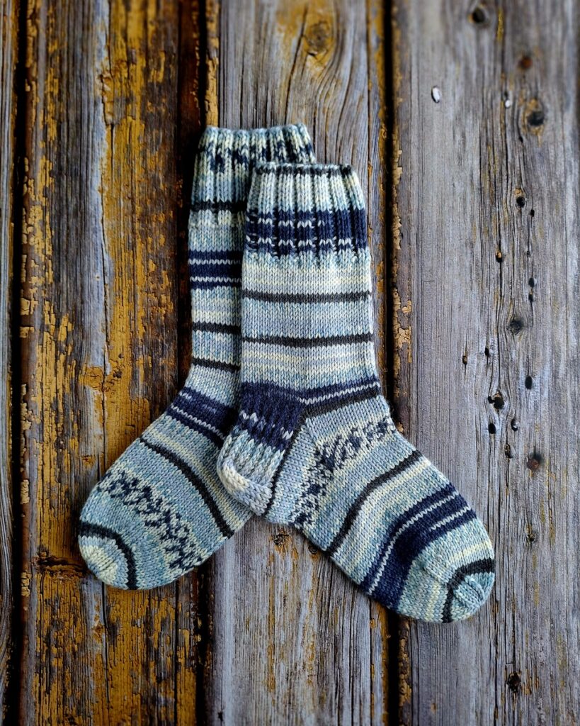 Käsitsi kootud sinisekirjud villased sokid,Ute Knit
