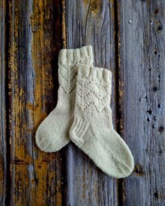 Valged laste villased sokid