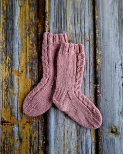 Roosad palmikuga villased sokid lastele, Ute Knit