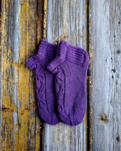 Käsitsi kootud lillad pitsilised naiste sokid, Ute Knit