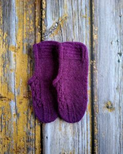 Käsitsi kootud lillad villased sussid naistele, valmistatud Hiiumaa lambavillast,Ute Knit