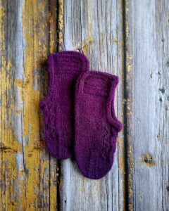 Käsitsi kootud lillad villased sussid naistele-valmistatud Hiiumaa lambavillast, Ute Knit käsitöö