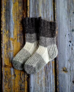 Käsitsi kootud villased sokid lastele