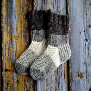 Käsitsi kootud villased sokid lastele