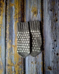 Käsitsi kootud hallid labakindad meestele. Ute Knit