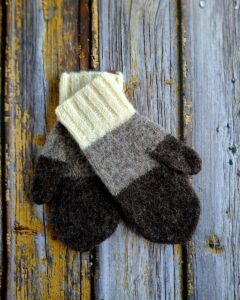 Käsitsi kootud meeste villased labakindad, Hiiumaa lambavill naturaalsetes toonides.