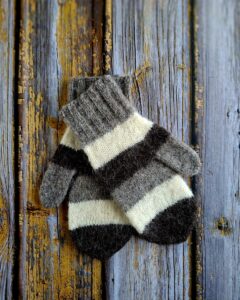 Käsitsi kootud villased labakindad meestel, Hiiumaa lambavillast, naturaalsed toonid,Ute Knit.