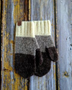 Käsitsi kootud villased meeste labakindad, Hiiumaa naturaalsed lambatoonid, Ute Knit