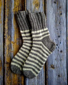 Käsitsi kootud meeste villased sokid-valmistatud Hiiumaa lambavillast, Ute Knit