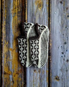 Käsitsi kootud naiste villased sussid mustriga-valmistatud Hiiumaa lambavillast, Ute Knit