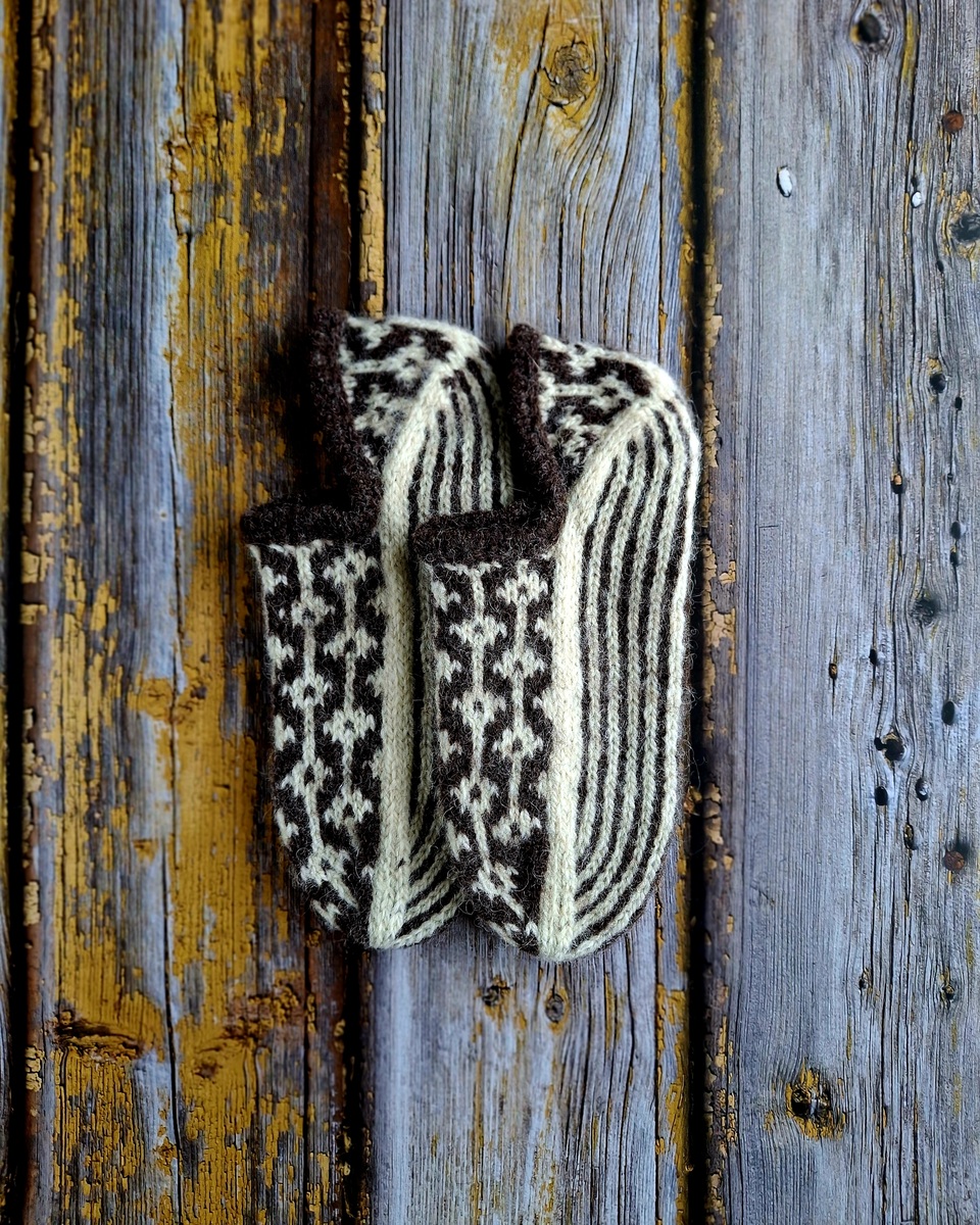 Käsitsi kootud naiste villased sussid mustriga-valmistatud Hiiumaa lambavillast, Ute Knit