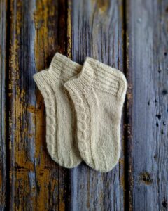 Käsitsi kootud naiste villased sokid-valmistatud Hiiumaa lambavillast, Ute Knit