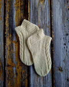 Käsitsi kootud naiste villased sokid.valmistatud Hiiumaa lambavillast, Ute Knit