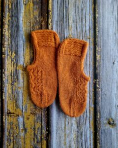 Käsitsi kootud oranzid sussid naistele, Ute Knit