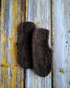 Käsitsi kootud pruunid villased sussid, valmistatud Hiiumaa lambavillast, Ute Knit