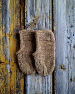 Käsitsi kootud pruunid villased sussid naistele-valmistatud Hiiumaa lambavillast, Ute Knit