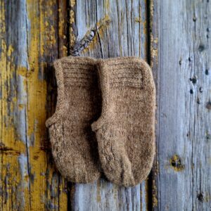 Käsitsi kootud pruunid villased sussid naistele-valmistatud Hiiumaa lambavillast, Ute Knit