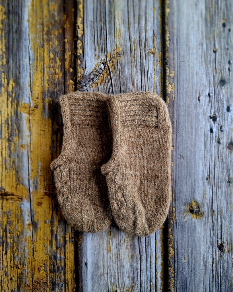 Käsitsi kootud pruunid villased sussid naistele-valmistatud Hiiumaa lambavillast, Ute Knit