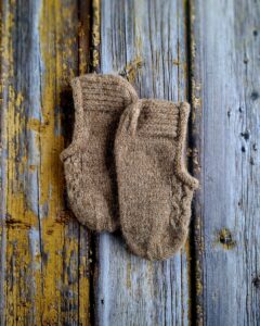 Käsitsi kootud pruunid villased sussid naistele-valmistatud Hiiumaa lambavillast, Ute Knit