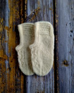 Käsitsi kootud valged sussid naistele-valmistatud Hiiumaa lambavillast, Ute Knit