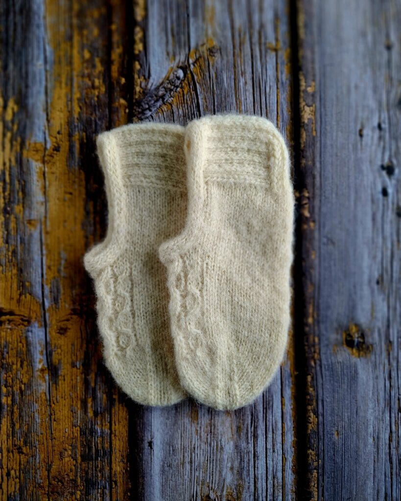 Käsitsi kootud valged sussid naistele-valmistatud Hiiumaa lambavillast, Ute Knit