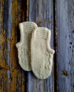 Käsitsi kootud valged sussid naistele-valmistatud Hiiumaa lambavillast, Ute Knit