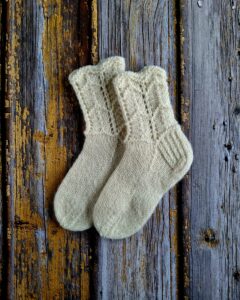 Käsitsi kootud laste valged villased sokid Ute Knit