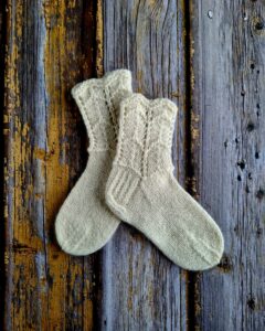 Käsitsi kootud valged laste sokid