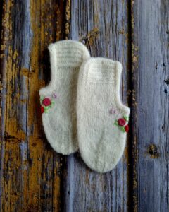 Käsitsi kootud valged tikandiga sussid naistele-valmistatud Hiiumaa lambavillast, Ute Knit